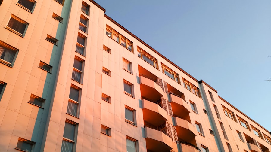 Balkonlu apartman cephesi